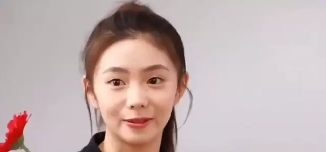 刘浩存《消失的人》片场道具电话花絮曝光:资讯配图 刘浩存《消失的人》片场道具电话花絮曝光:资讯配图