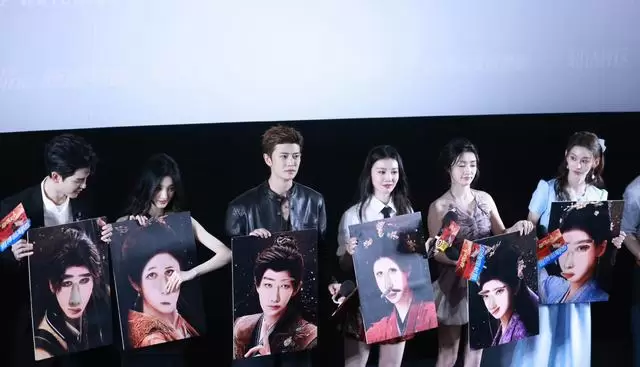任嘉伦出席《佳偶天成》线下剧宣活动,大背头配皮衣亮相:资讯配图 任嘉伦出席《佳偶天成》线下剧宣活动,大背头配皮衣亮相:资讯配图