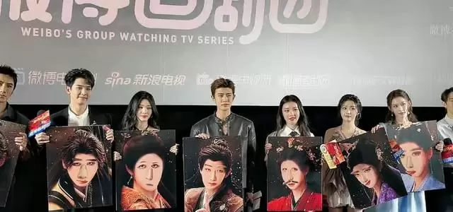 任嘉伦出席《佳偶天成》线下剧宣活动,大背头配皮衣亮相:现场图 任嘉伦出席《佳偶天成》线下剧宣活动,大背头配皮衣亮相:现场图