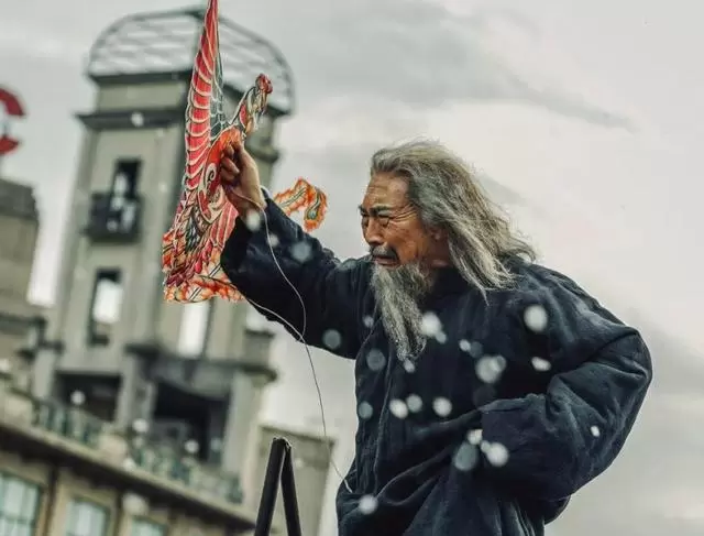 《八千里路云和月》大结局引发观众质疑 蚕豆项链情节成争议焦点:现场图 《八千里路云和月》大结局引发观众质疑 蚕豆项链情节成争议焦点:现场图