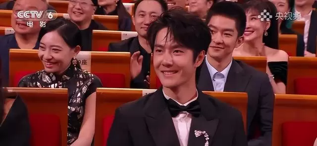 CCTV6周末连播王一博《热烈》《维和防暴队》,《追风者》累计播出184轮:资讯配图 CCTV6周末连播王一博《热烈》《维和防暴队》,《追风者》累计播出184轮:资讯配图