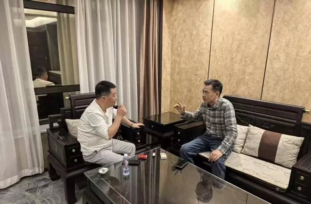 导演穆龙现身北京墅苑酒店 疑为新主旋律项目筹备:情报图 导演穆龙现身北京墅苑酒店 疑为新主旋律项目筹备:情报图